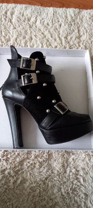 Vând sandale tip botine superbe nr34