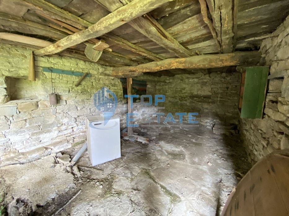 Къща с голям двор и стопански постройки в с. Косарка, област Габрово.