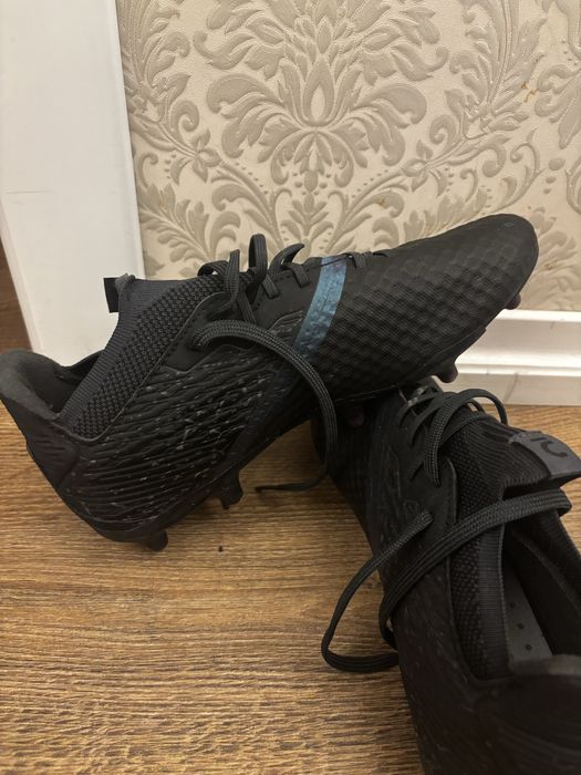 Adidasi fotbal cu crampoane , marimea 40