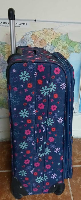 Куфар голям с дръжка на колела