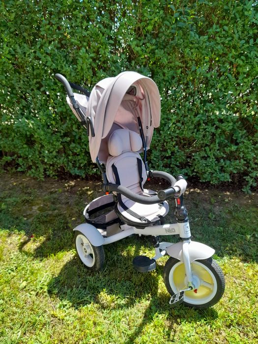 Триколка със сенник и въртяща се седалка има и легнало положение