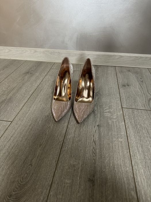 Обувки на висок ток