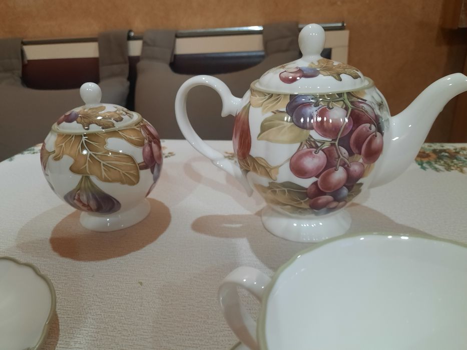 Абсолютно новый, коробочного хранения, очень красивый,  чайный сервиз