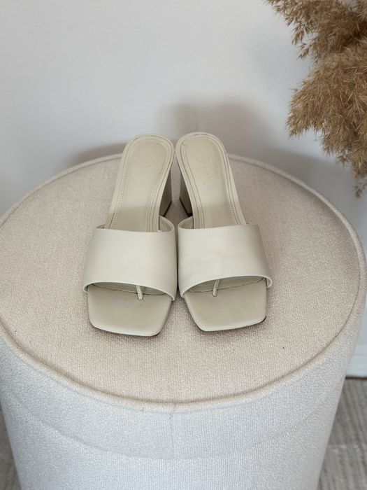 Papuci cu toc din piele naturala