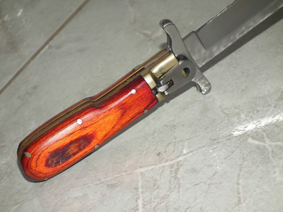 Briceag deosebit interesant de mari dimensiuni ín stare foarte buná