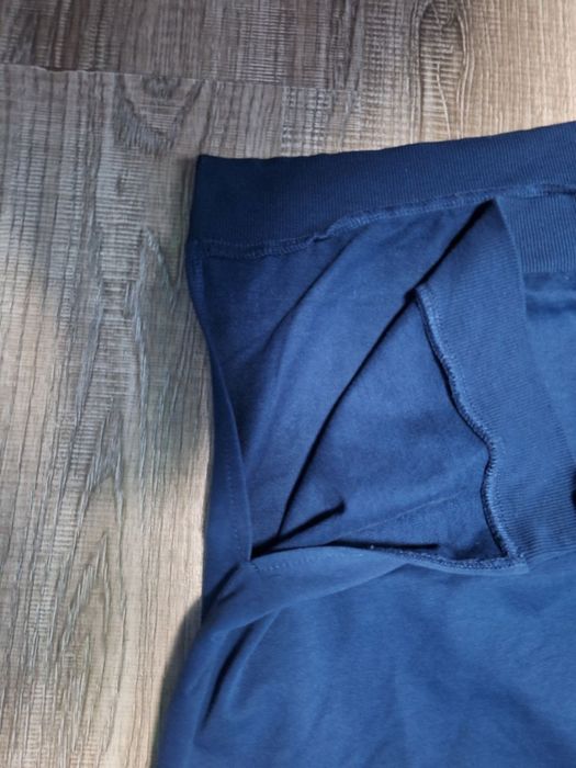 Тёмно-синяя кофта из хлопка, мягкая и удобная.
Подходит для мужчин и ж