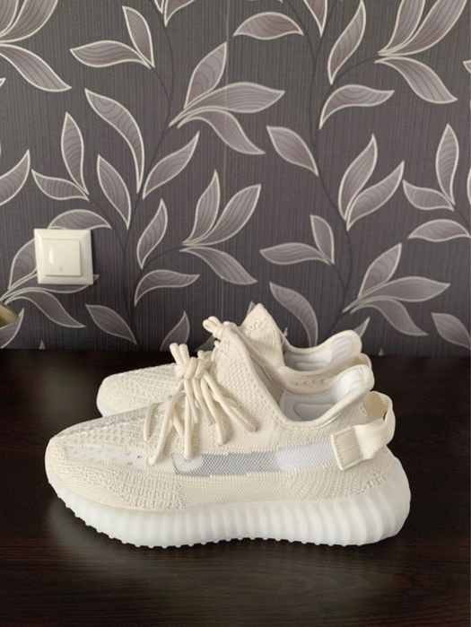 Yeezy 350 noi cu eticheta