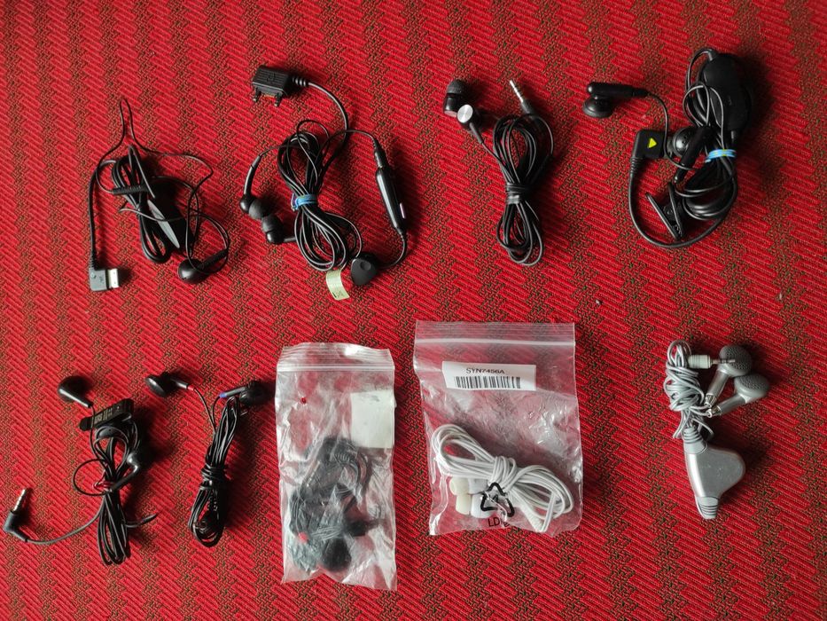 Căști audio cu diferite tipuri de mufe pentru dispozitive diferite