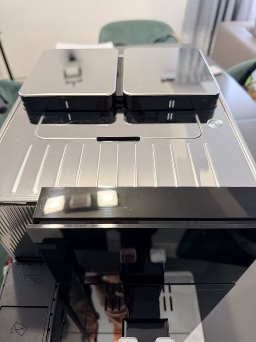 Vand aparat de cafea Delonghi Maestosa folosit impecabil