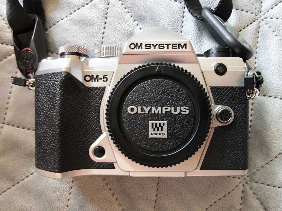 OM System OM-5 body, 907 cadre, 3 baterii + încărcător
