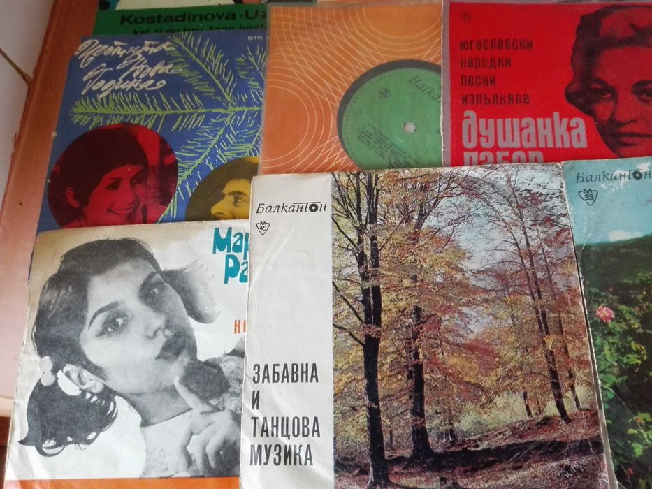 Красива картина и малки грамофонни плочи.