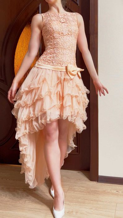 Вечернее открытое платье со шлейфом