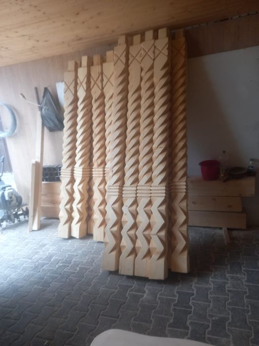 Vând stalpi sculptati
