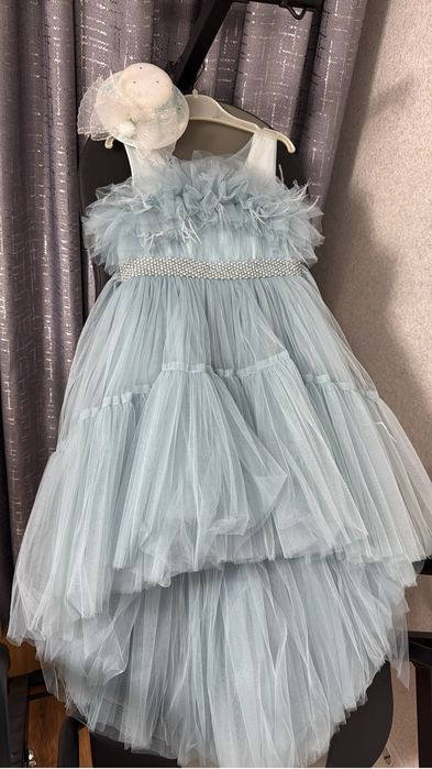 Продам платья на девочку 6-8 лет