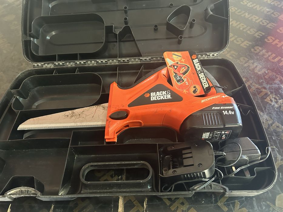 Прав трион на батерия BLACK AND DECKER