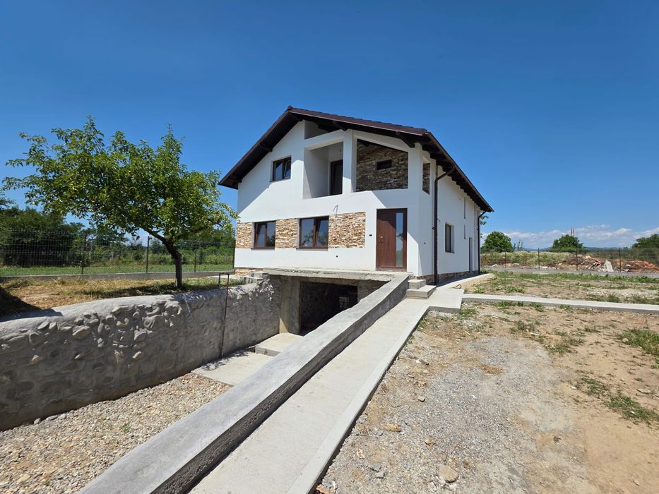 Casă Nouă la cheie zona Manastirii .