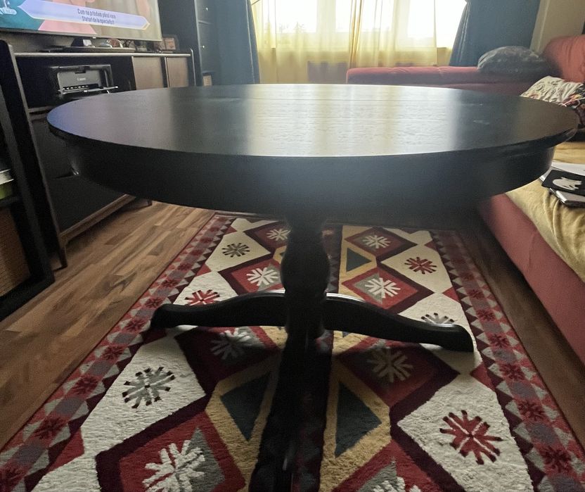 Masă rotundă extensibilă IKEA – elegantă și practică