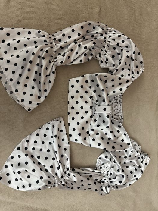 Бял топ с точки