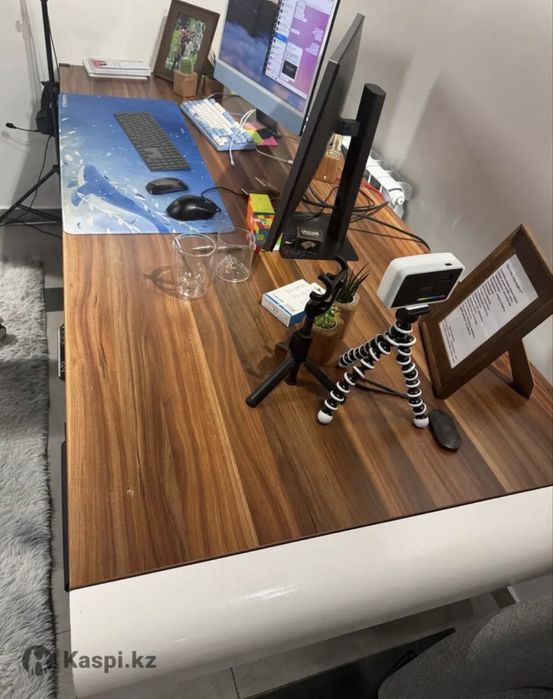 Кабинет руководителя. Стол, тумба, шкаф.