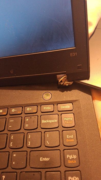 Продавам леново лаптоп работеш ама малко е счупен