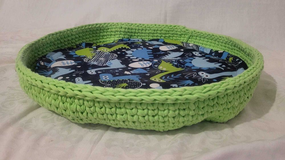 Culcus caine crosetat cu perna "Handmade"