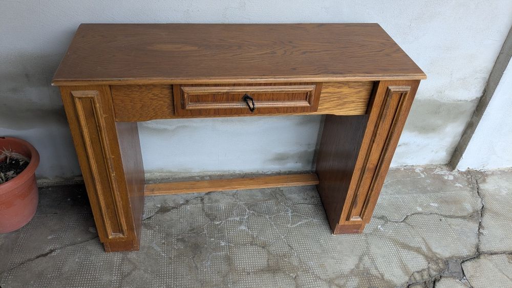 Masă model mai vechi, lemn