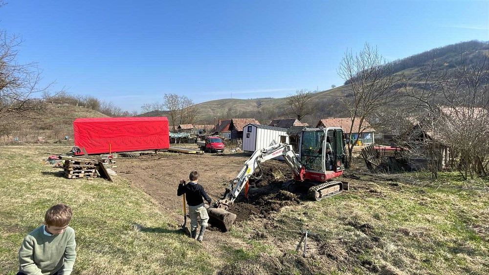 Închiriez mini excavator