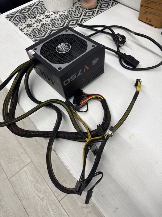 Sursă Cooler Master V Series V750 | 750W | 80+ Gold | Semi Modulară
