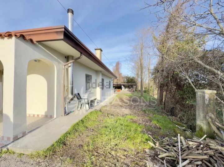 Casa cu 3 camere, baie, curte si piscina (Italia - Veneto)
