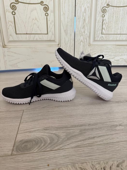 Продаю фирменные кросовки Reebok