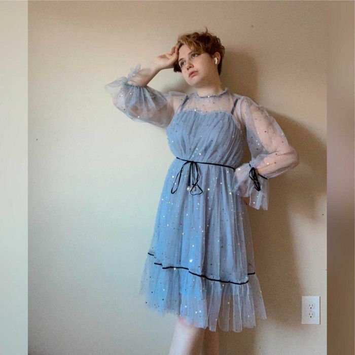 Синя шифонена лятна/коктейлна рокля на воали и звезди/пайети