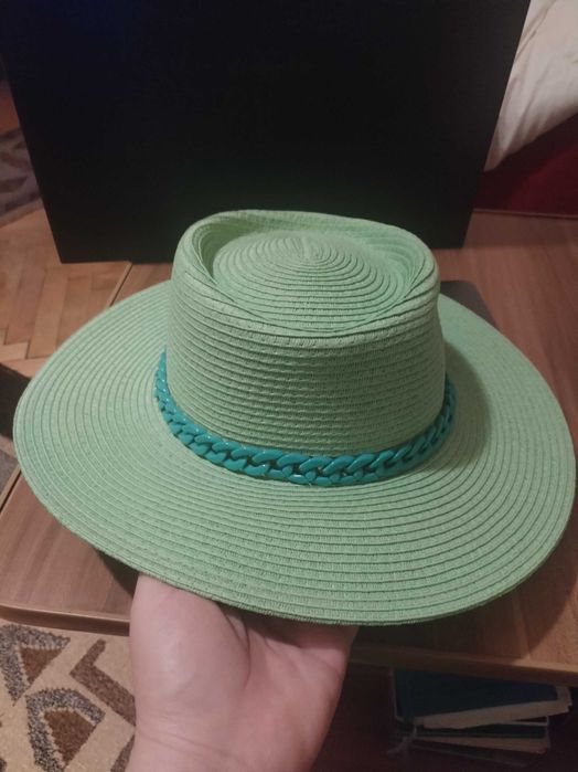 Palarie verde, cu lant verde, eleganta