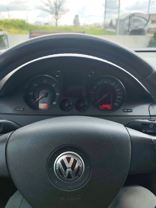 Vând Volkswagen Passat B6