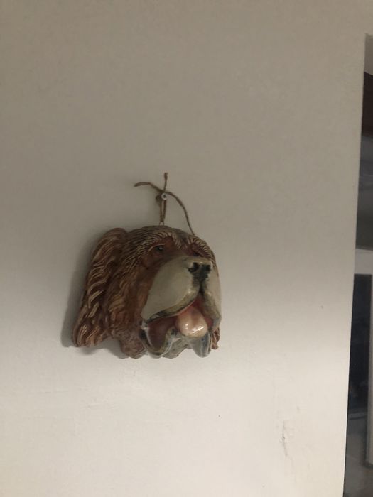 Cap de caine din ceramica si covor gri