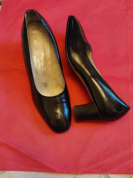 Югаславские  натуралные кожанные туфли  размер 37