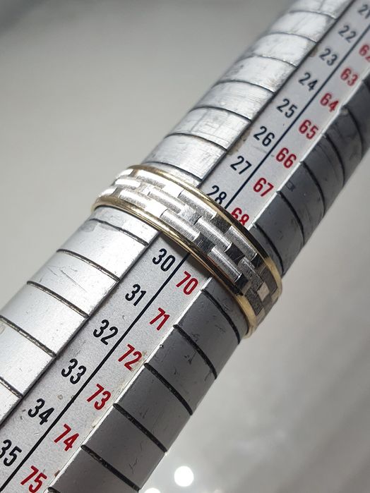 Verighetă din aur galben de 14K cu model din aur alb – mărimea 69