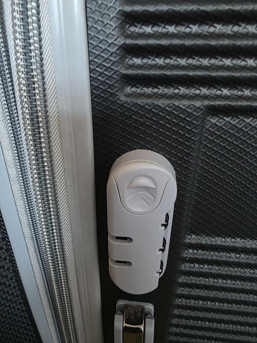 Продам чемодан поликарбонат