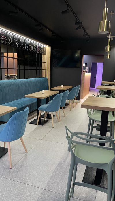 Mobilier cafenea – canapea, mese și scaune.