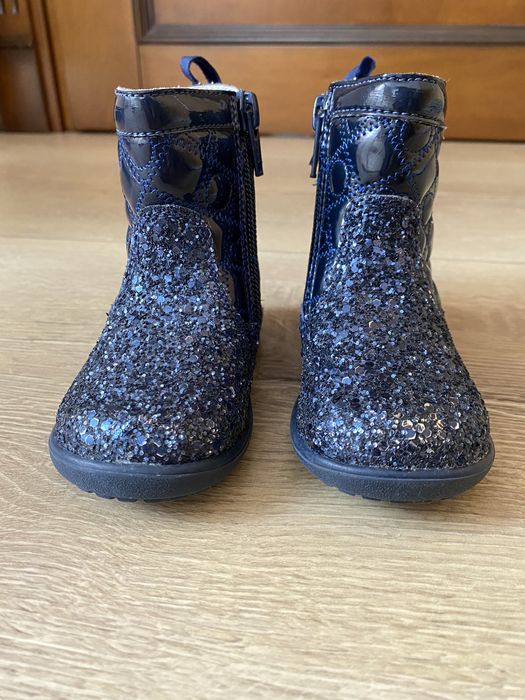 Vând cizmulițe  Melania noi pentru fetițe din piele
