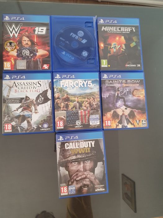 PS 4 cu 2 controale și 7 jocuri
