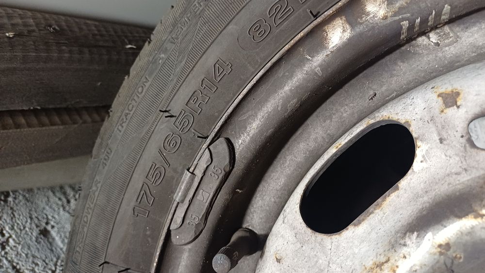 Гуми с джанти 175 65 14 за vw polo