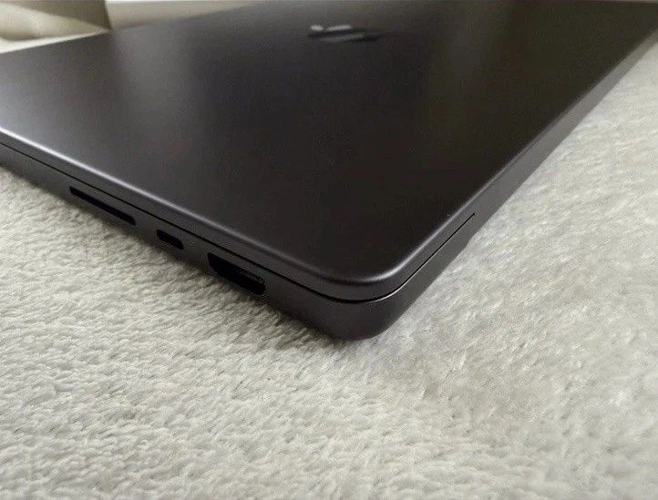 Продам свой MacBook Pro 14inch M4 16/512 Black покупал в Германии