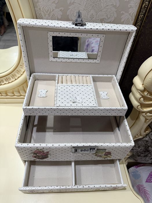 Сундук для украшении