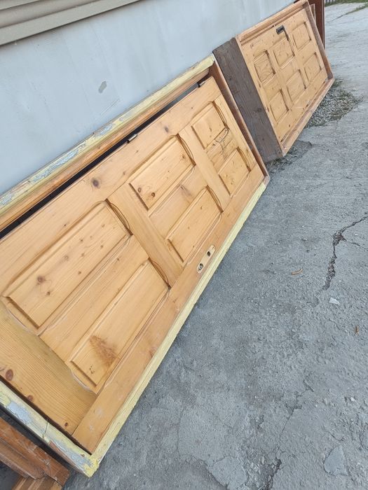Vând uși din lemn masiv