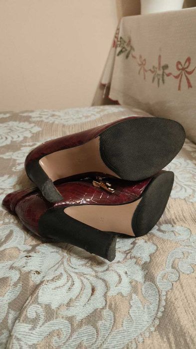 Бордовые, лакированные ботильоны.