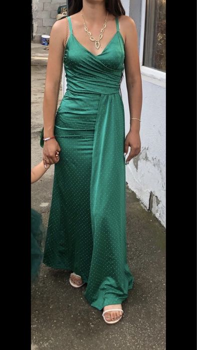 Vând rochie,culoarea verde,marimea S,purtata o singură dată