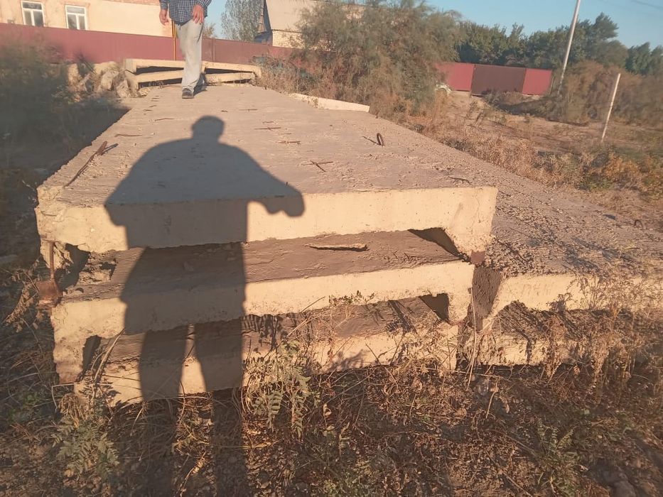 Продается плиты столбы прочее.