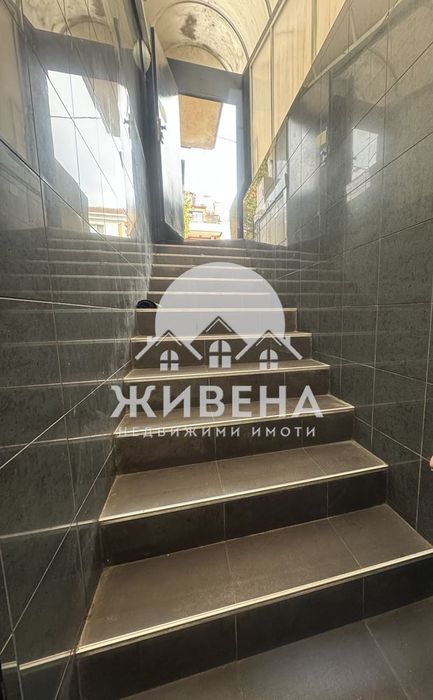 Продавам заведение, кафе-бар в центъра на Варна, площ 71 кв.м