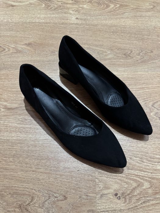 женские черные туфли