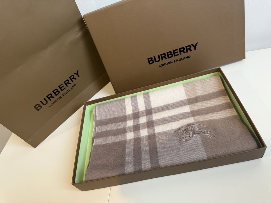 Eșarfă Burberry  – Full Box – Cadou ideal de Crăciun